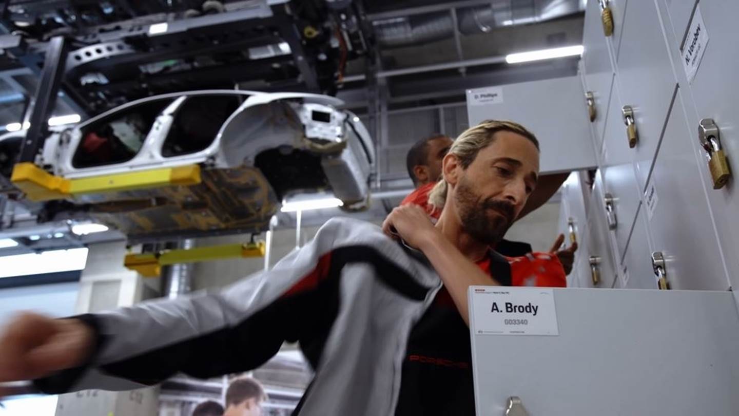Δείτε τον Adrien Brody να δουλεύει στο εργοστάσιο της Porsche (video)