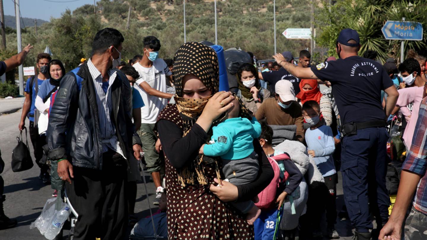 Καταφύγιο στα κοιμητήρια για τους χιλιάδες πρόσφυγες της Μόριας