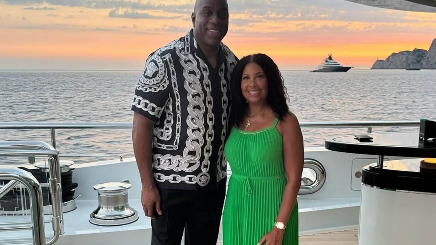 Ζηλέψαμε την πολυτελή θαλαμηγό του Magic Johnson που 'οργώνει' το Ιόνιο (βίντεο)