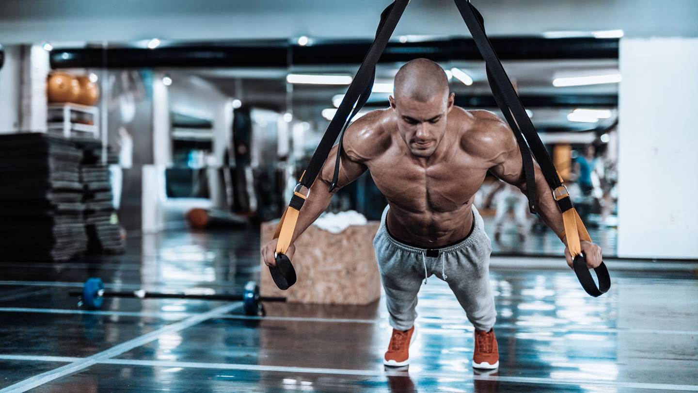 Γυμνάζοντας ολόκληρο το σώμα με έναν ιμάντα TRX