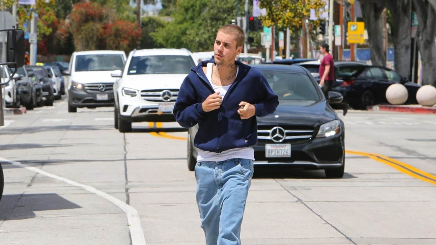 Baggy jeans όπως του Justin Bieber για μία χαλαρή casual Friday