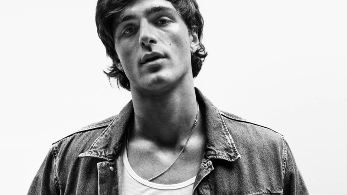 Η Calvin Klein επιστρέφει στα essentials