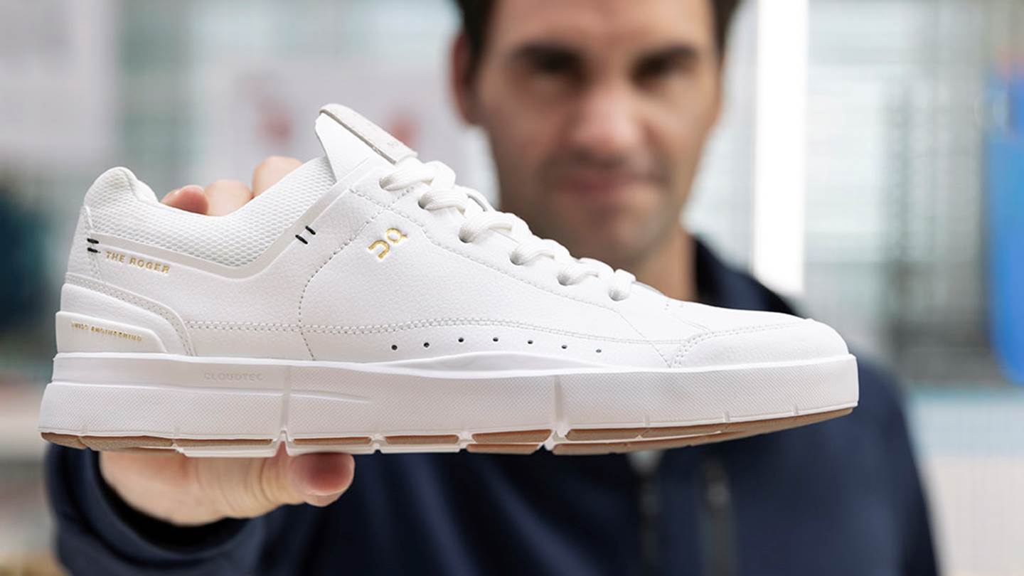 Τα λευκά sneakers του καλοκαιριού ανήκουν στον Roger Federer