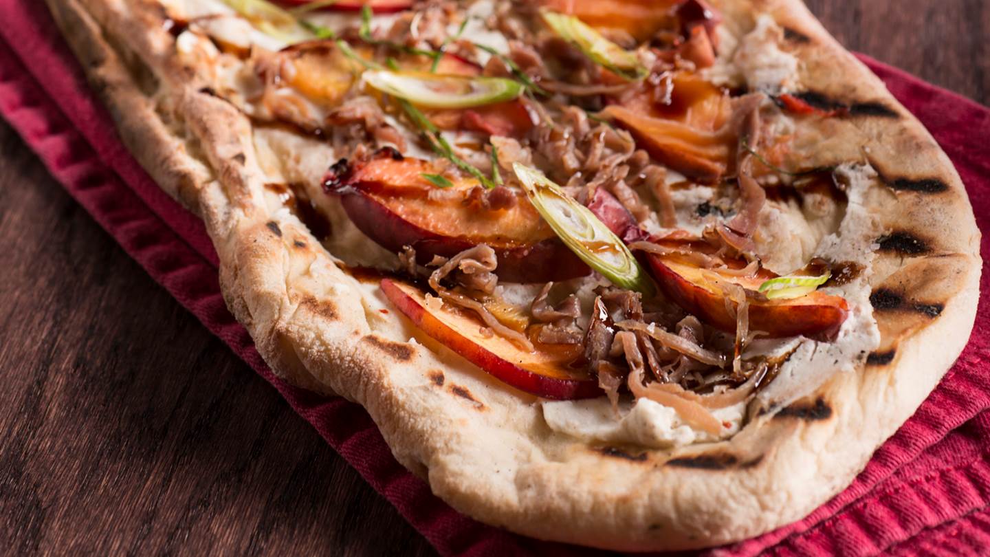 Η συνταγή για πίτσα με ροδάκινο και προσούτο