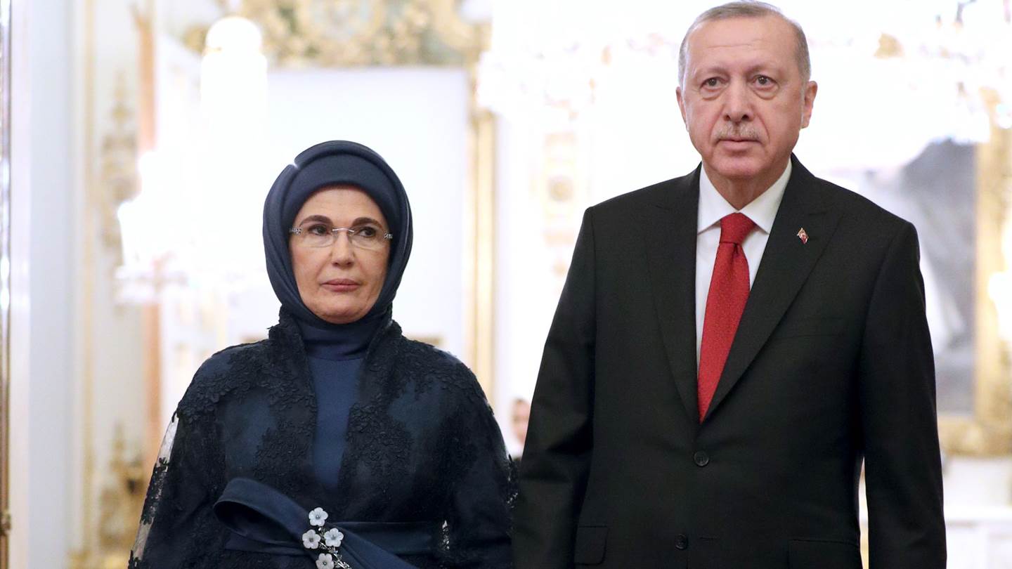 Ο Erdogan χτίζει νέα ανάκτορα, η τουρκική λίρα βυθίζεται