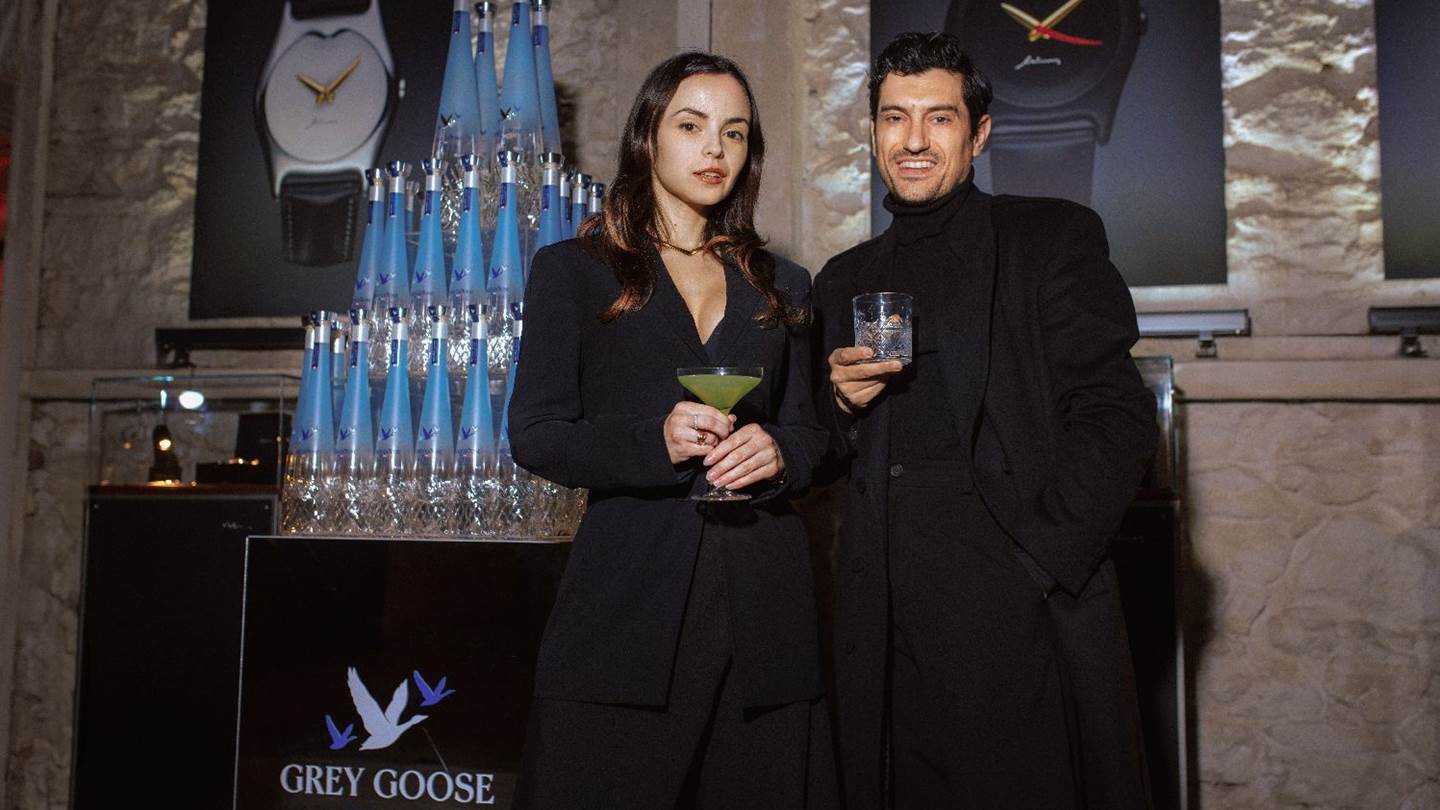 Ο Αργύρης Πανταζάρας και η Σίσσυ Τουμάση στην παρουσίαση του εμβληματικού ρολογιού του Οίκου Minas, απολαμβάνοντας Grey Goose Altius