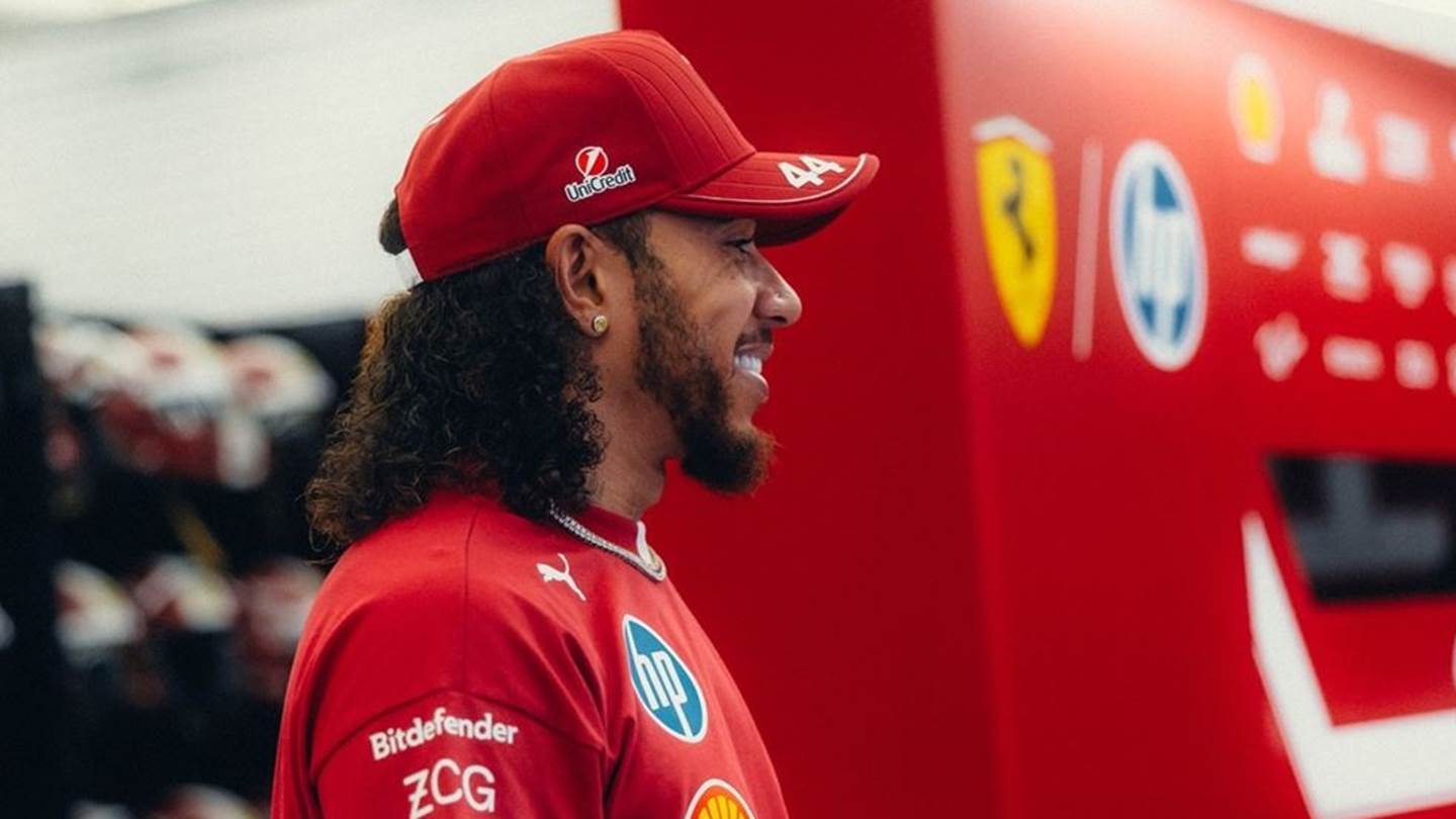 Κάτι έπαθε ο Lewis Hamilton: Με χαίτη μπούκλα εμφανίστηκε στο Μπαχρέιν (εικόνες, video)