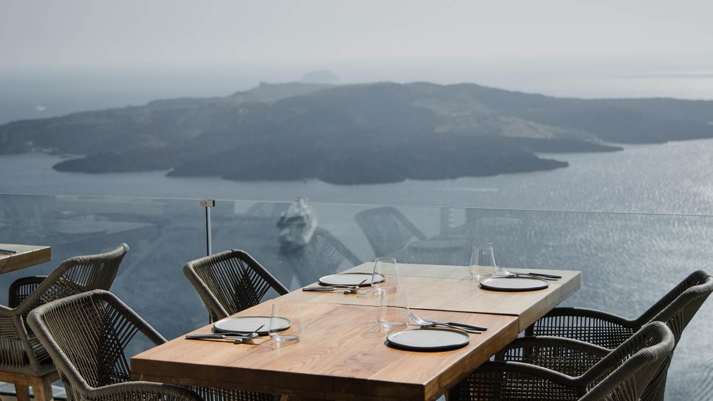 Ένα από τα καλύτερα εστιατόρια της Σαντορίνης σερβίρει στη Γλυφάδα