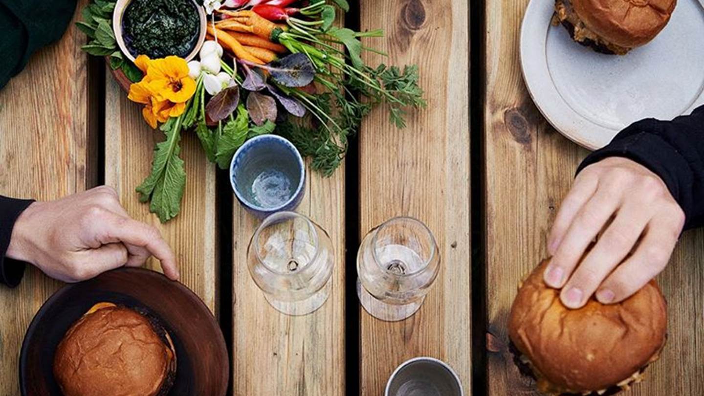 Το Noma ανοίγει ξανά με burgers και υπαίθριο wine bar