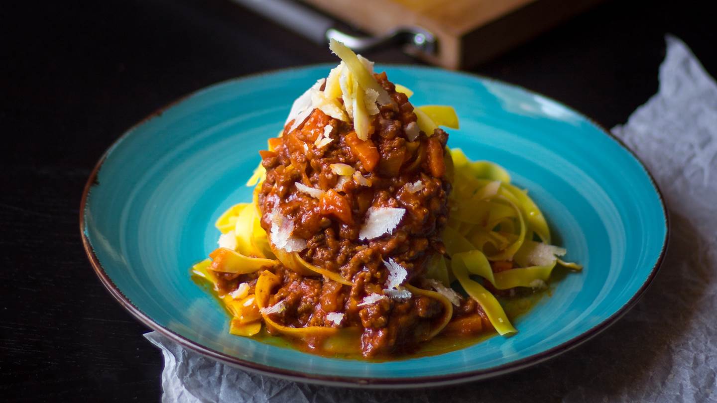 Μακαρονάδα με ραγού όπως θα την έτρωγες στη Νάπολι