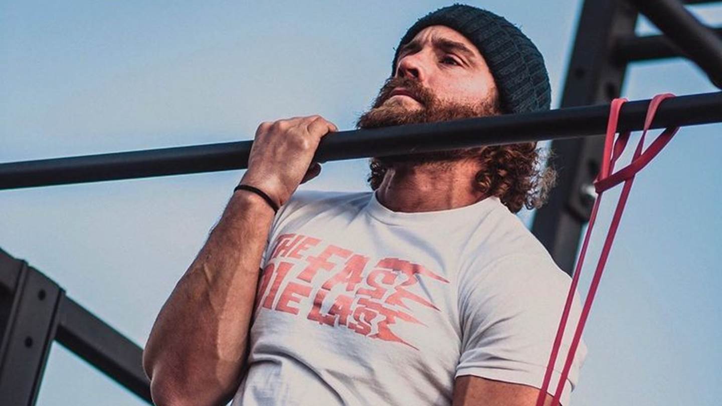 Χτίζοντας τεράστια δύναμη με ένα λάστιχο αντίστασης