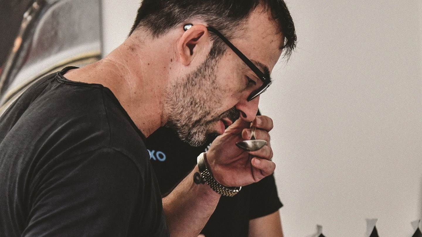 O Κώστας Καλαφατάς μεγάλωσε σε σακιά πράσινου καφέ και μυρωδιές από φρεσκοκαβουρδισμένους κόκκους