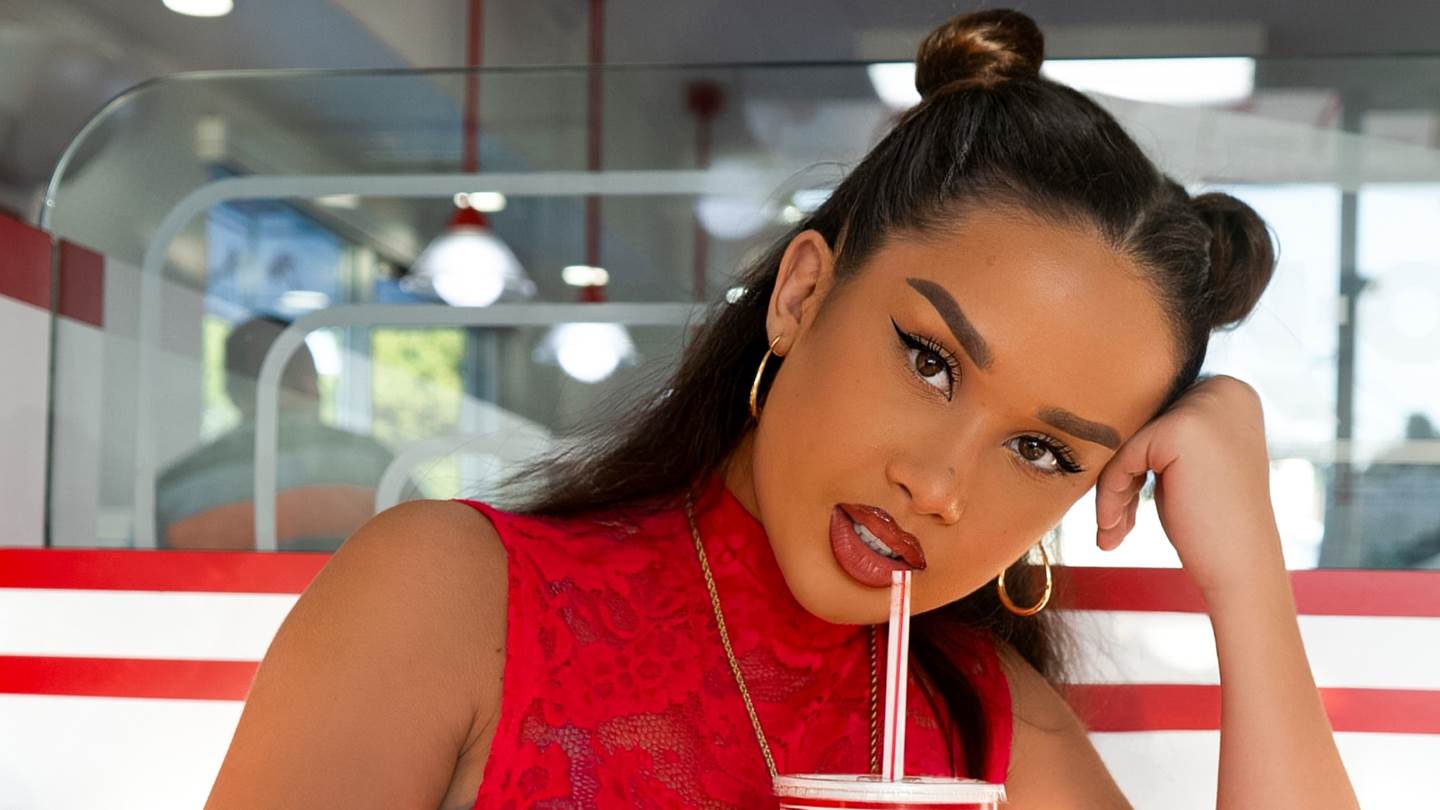 La Elvira, ένα παγκόσμιο αστέρι γεννήθηκε στο YouTube