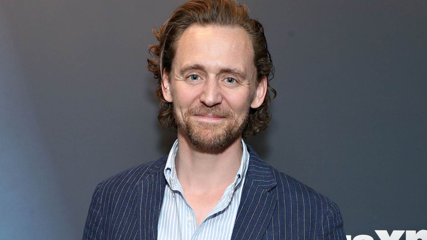 Δεν υπάρχει τίποτα βαρετό στο ριγέ σύνολο του Tom Hiddleston