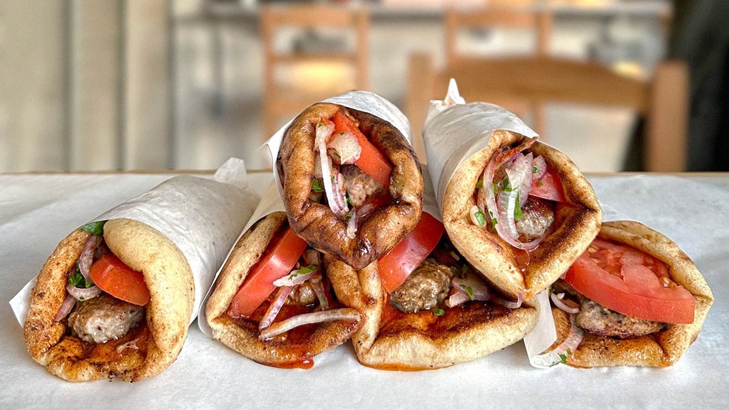 Στο Αιγάλεω θα φας ένα από τα πιο επικά αθηναϊκά σουβλάκια