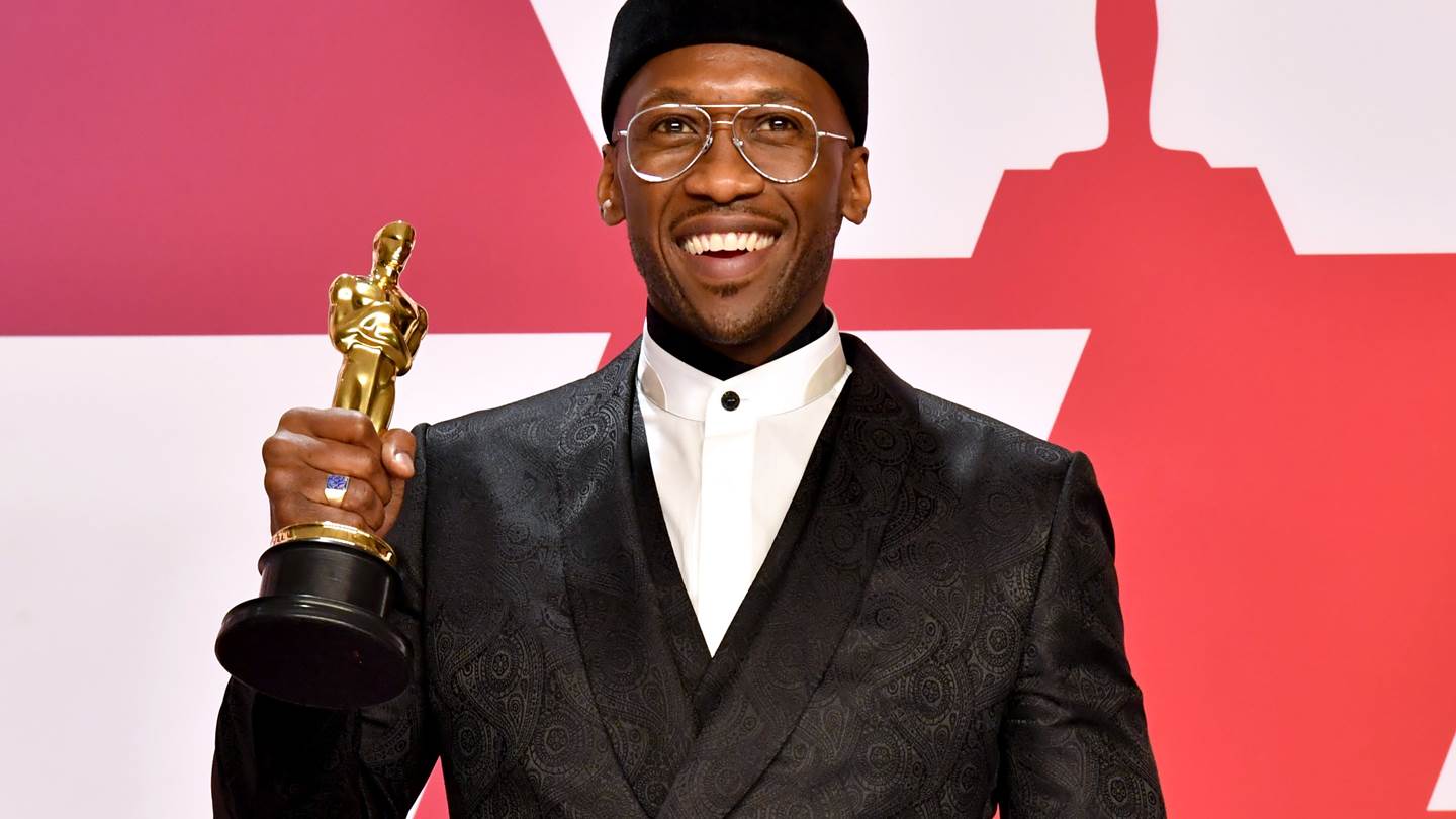 Μία ματιά στις απίθανες εμφανίσεις του Mahershala Ali στο κόκκινο χαλί