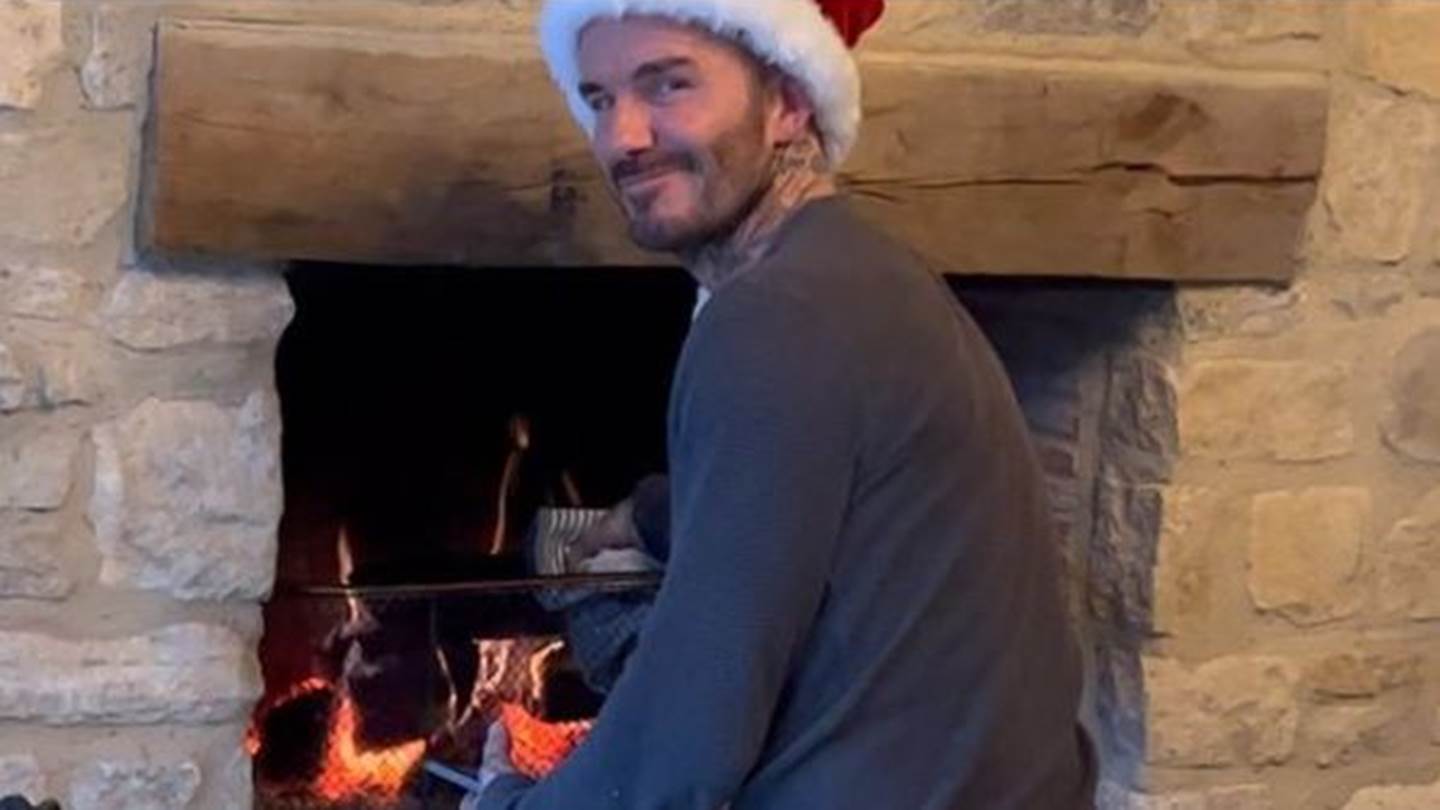 Ο David Beckham ψήνει κάστανα στο τζάκι