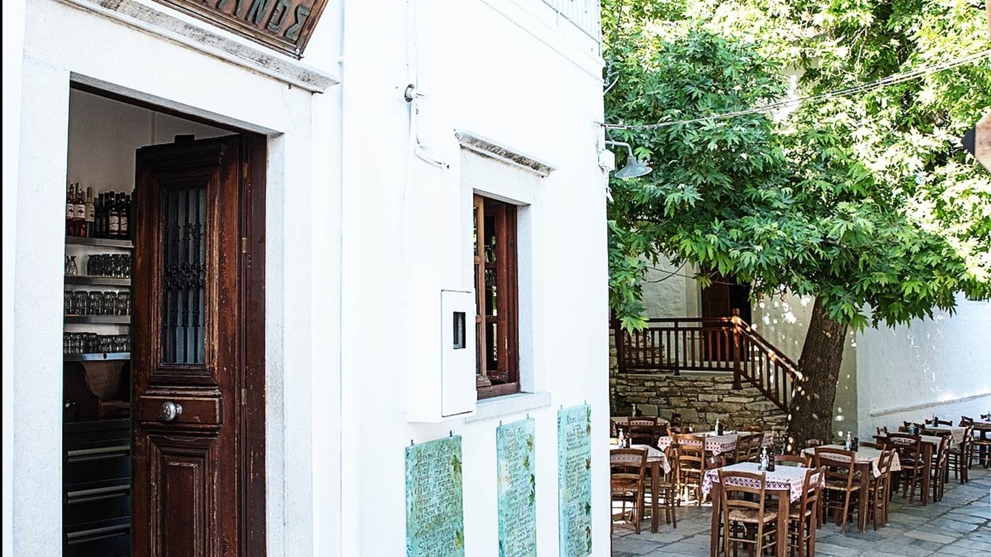 Ο Πλάτανος είναι ο ορισμός της κυκλαδίτικης ταβέρνας