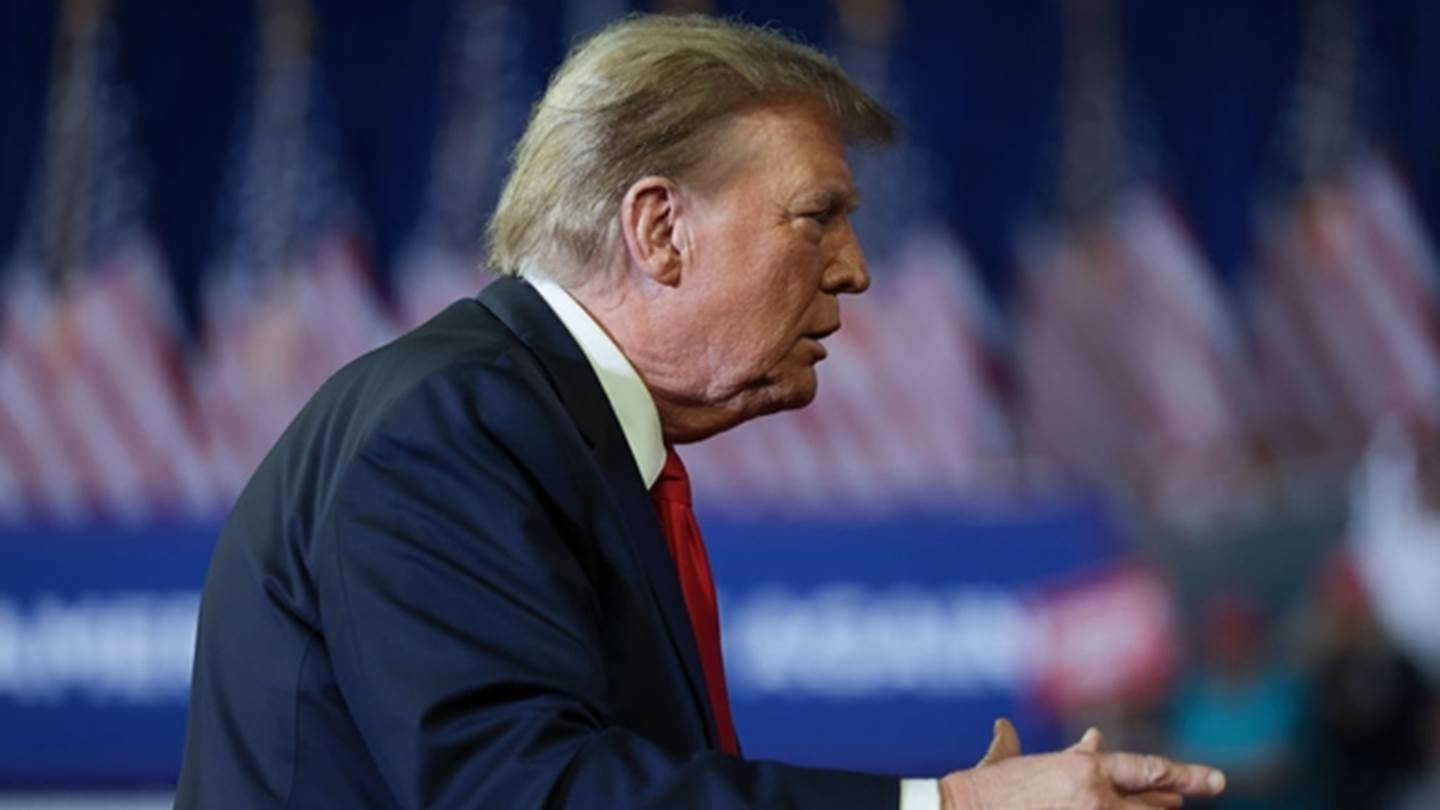 Γιατί ο Donald Trump 'έκανε γαργάρα' τον θάνατο του Alexei Navalny;