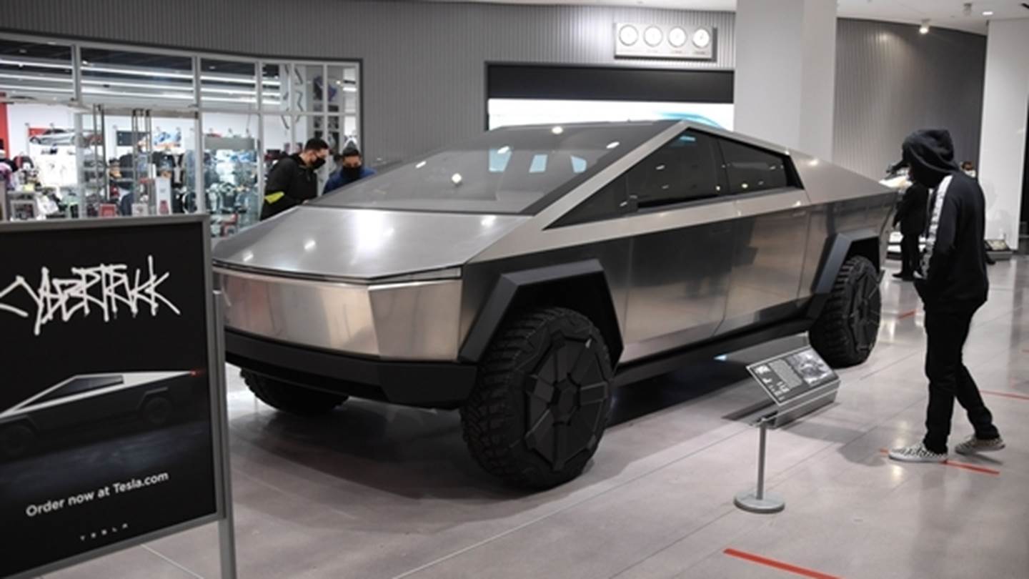 To Tesla Cybertruck κάνει την πιο δύσκολη διαδρομή στον κόσμο να φαίνεται παιχνιδάκι