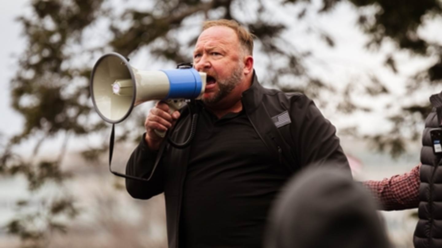 O Elon Musk επανέφερε το λογαριασμό του συνωμοσιολόγου Alex Jones στο Twitter