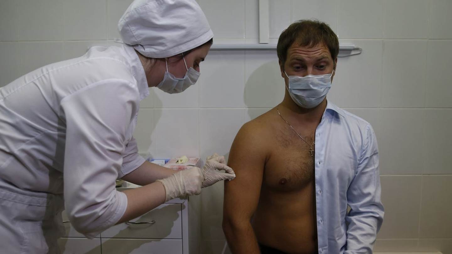 Στην Ρωσία ξεκίνησε η διανομή του εμβολίου κατά της Covid-19