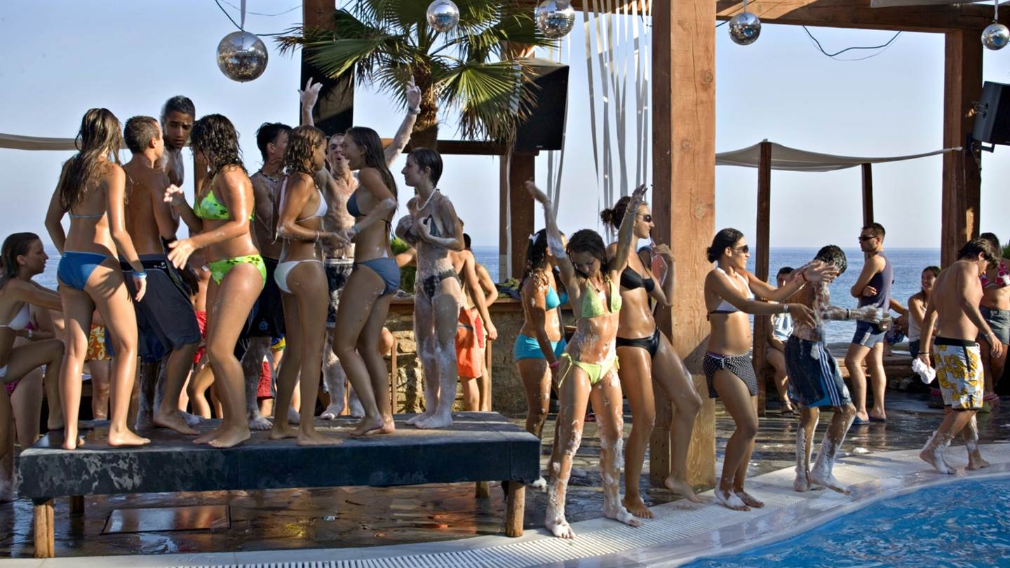 Ζευγάρι με κορονοϊό έσπασε την καραντίνα στη Μύκονο