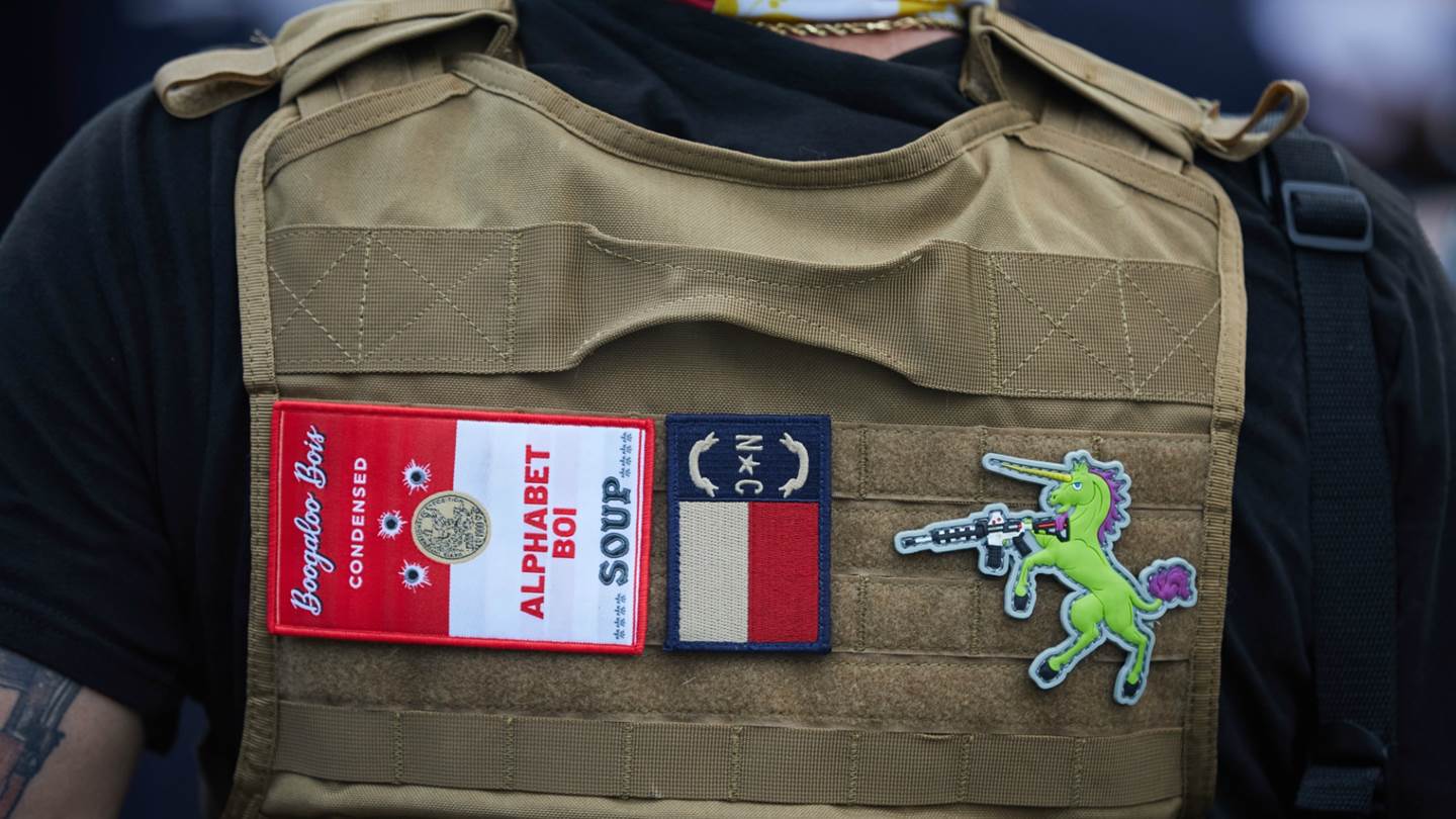 Boogaloo bois: Το οπλισμένο ακροδεξιό κίνημα με τα χαβανέζικα πουκάμισα