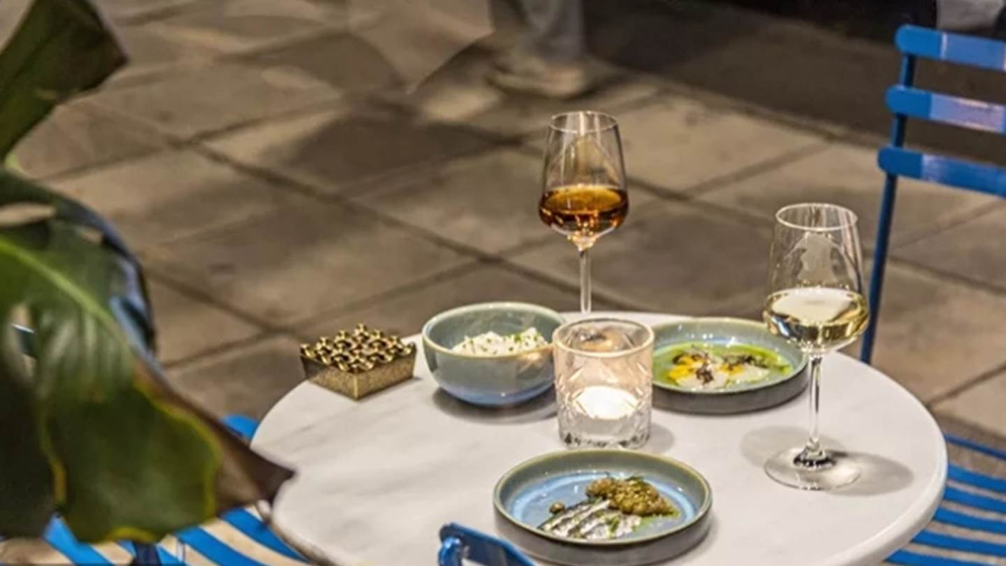 O Romain Gavras απέκτησε δικό του wine bar στο Νέο Κόσμο