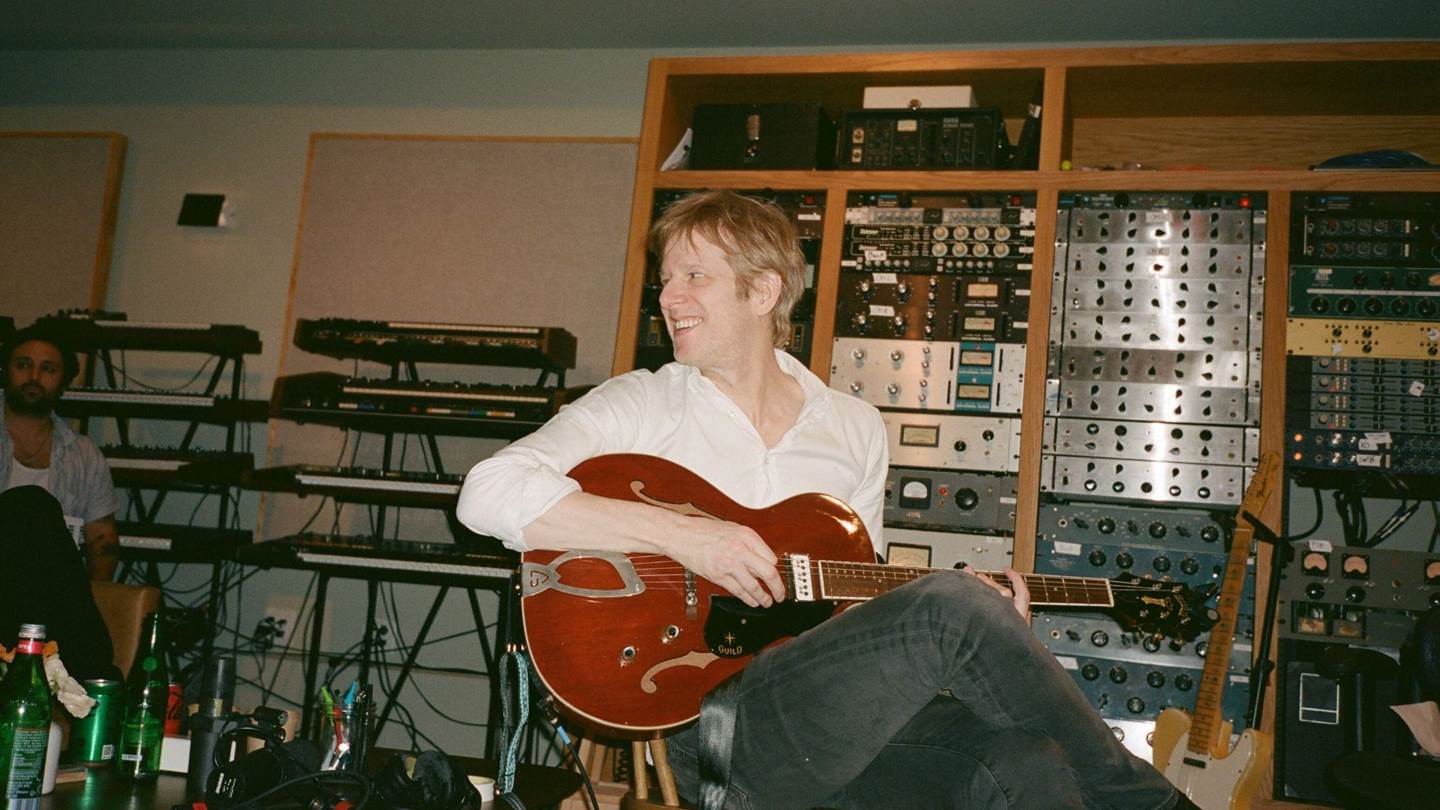 Μόλις ακούσαμε -και κολλήσαμε με- τα 2 ολοκαίνουργια τραγούδια των Spoon