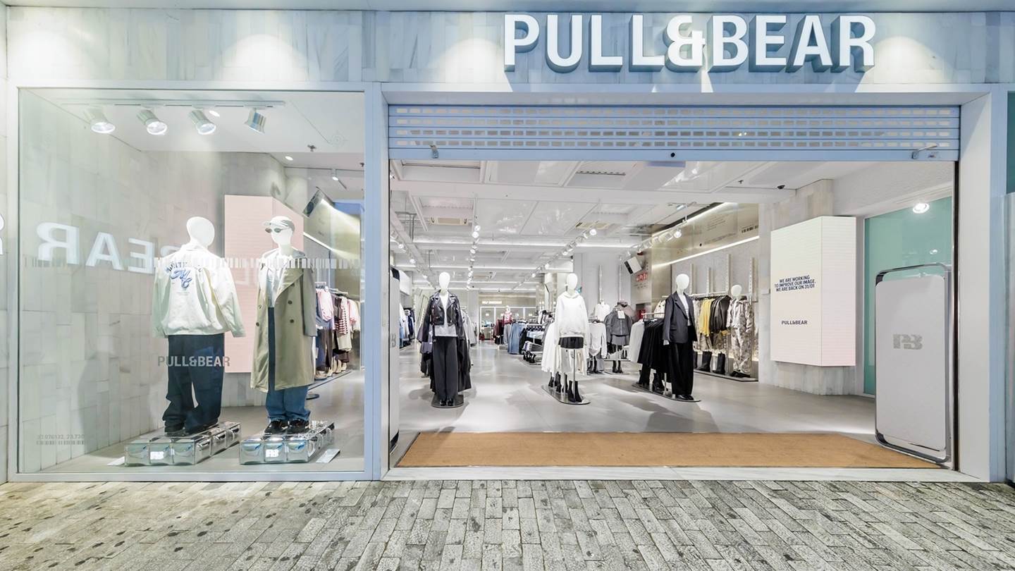 Η Pull&Bear επαναλειτουργεί το flagship κατάστημά της στην Αθήνα