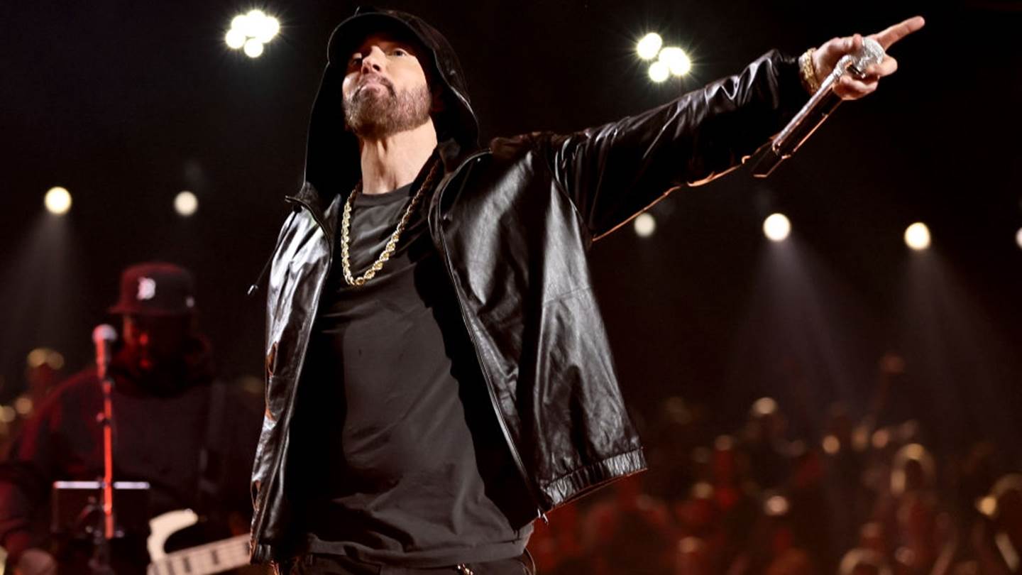 Μόνο ο Eminem θα μπορούσε να εκτοπίσει την Taylor Swift από την κορυφή