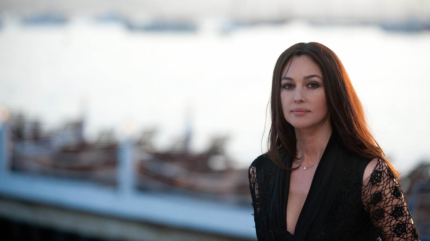 Monica Bellucci με σούπερ μίνι και βαθύ ντεκολτέ, αξία ανεκτίμητη