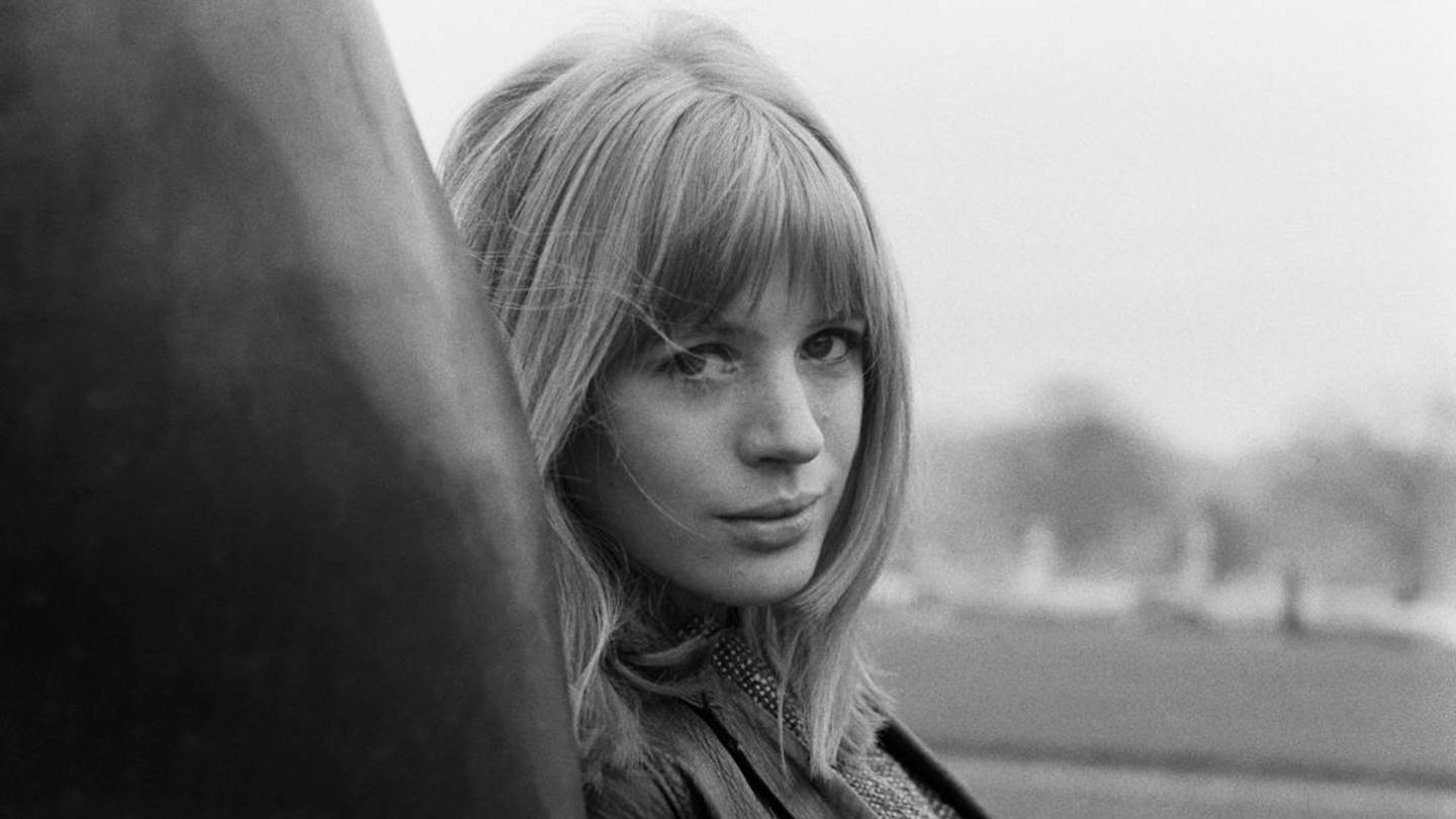 Έφυγε από τη ζωή η τραγουδίστρια Marianne Faithfull