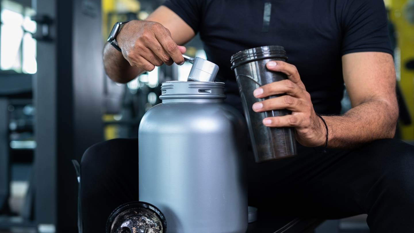 Τι θα σου συμβεί αν παίρνεις πρωτεΐνη πριν την προπόνηση