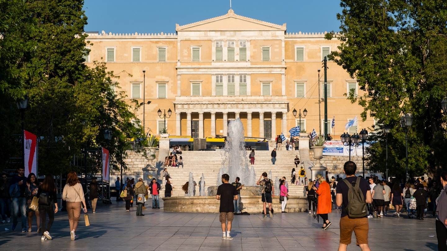 Γιατί η πλατεία Συντάγματος θα γίνει γήπεδο ποδοσφαίρου
