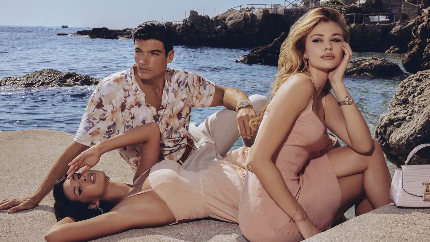 Στη συλλογή της Guess Jeans Άνοιξη-Καλοκαίρι 2023 το κλίμα είναι τροπικό