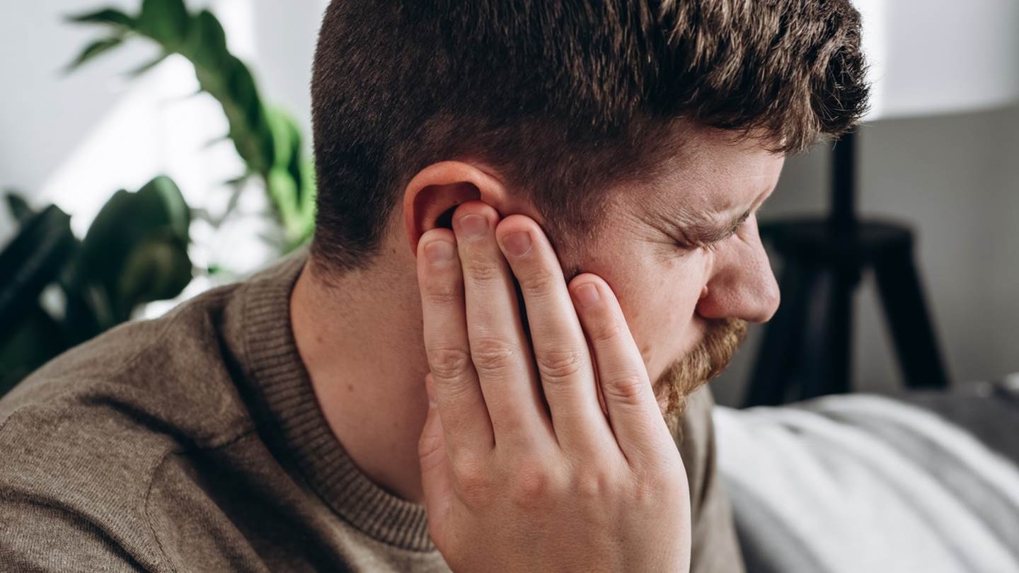 Γιατί βουίζουν συνέχεια τα αφτιά σου;