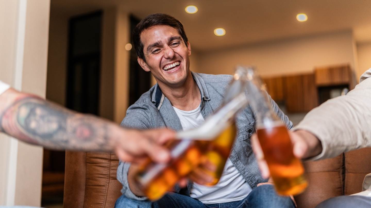 Η δουλειά που πληρώνεσαι 12.000 ευρώ για να πίνεις μπύρα