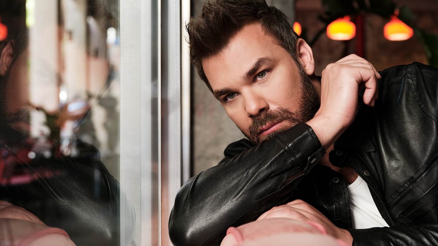 Ο Γιώργος Σαμπάνης τραγουδάει τη ζωή του