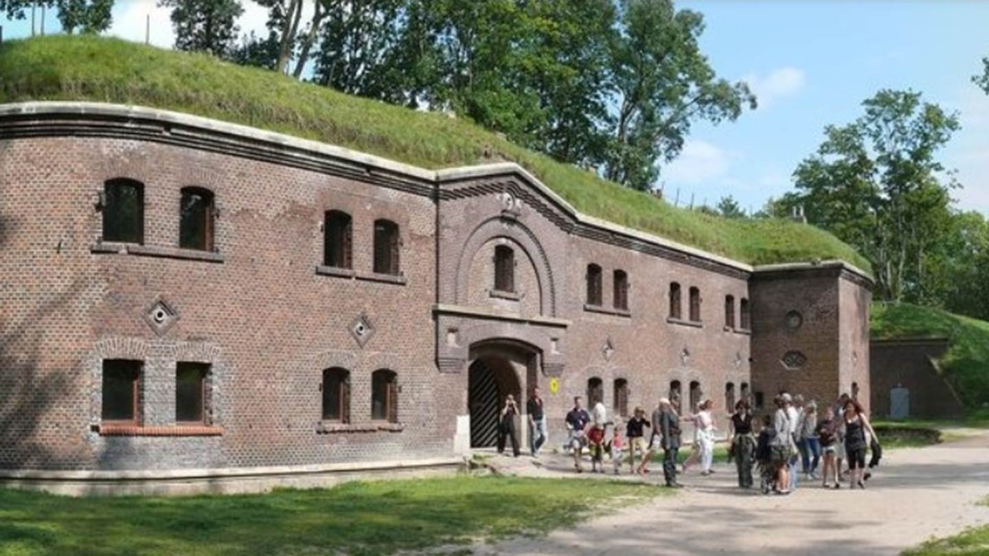 Για κάποιο λόγο, ο κόσμος κάνει σεξ σε αυτό το πολωνικό μουσείο