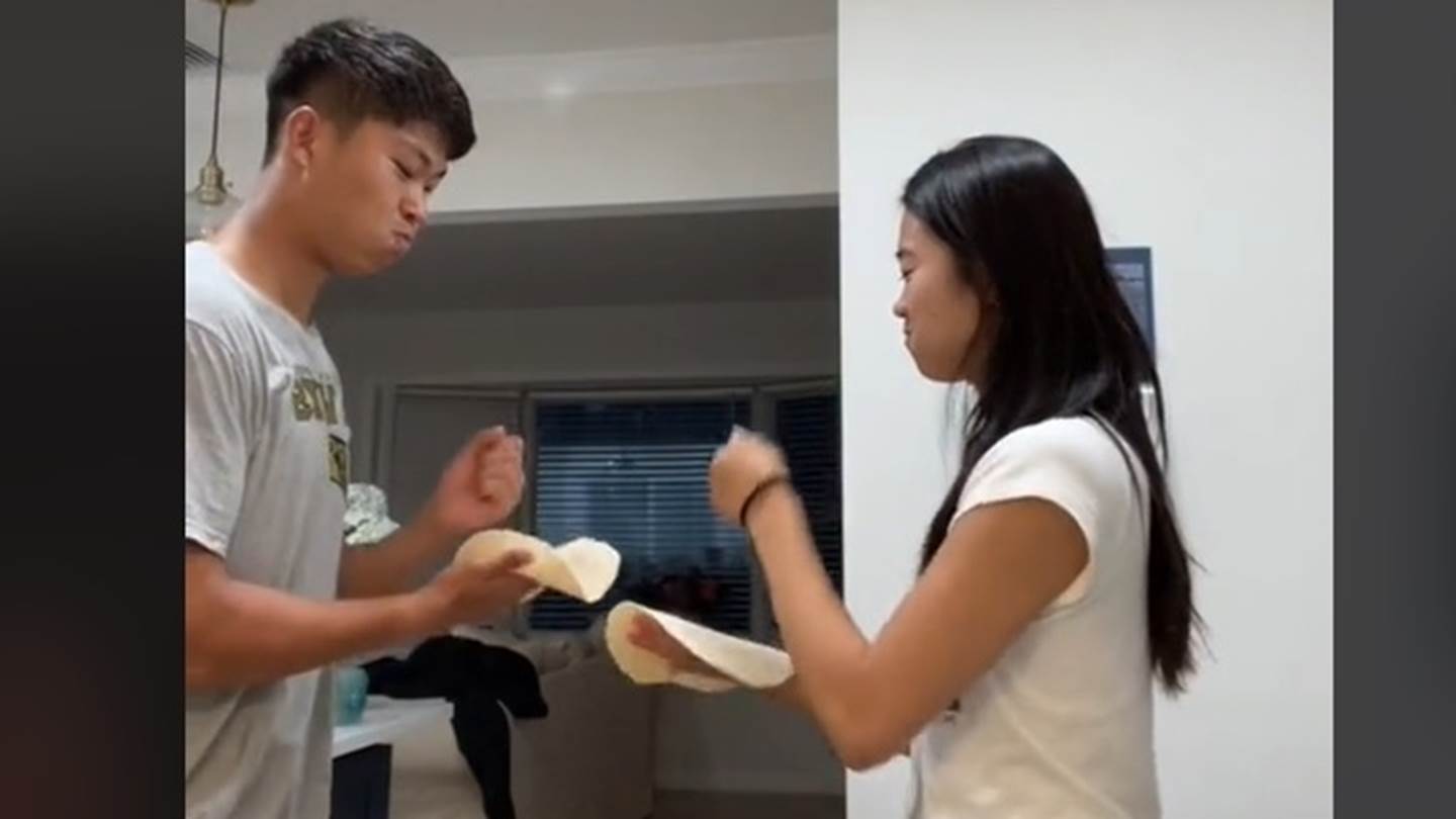 Σε άλλα νέα, οι TikTokers χαστουκίζουν αλλήλους με τορτίγιες