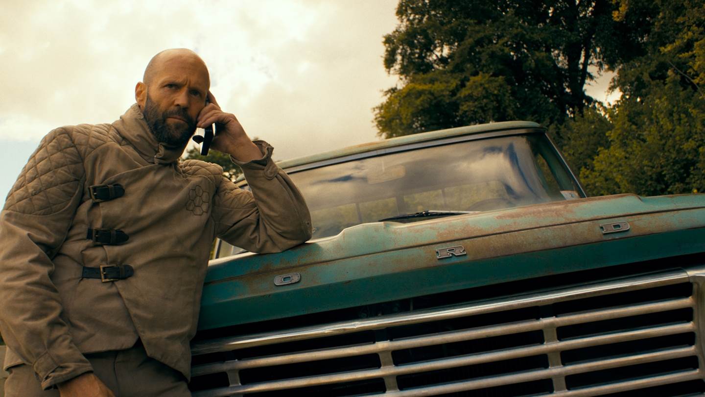 Αν σου έλειψαν οι κλασικές ταινίες δράσης, το Beekeeper είναι για σένα