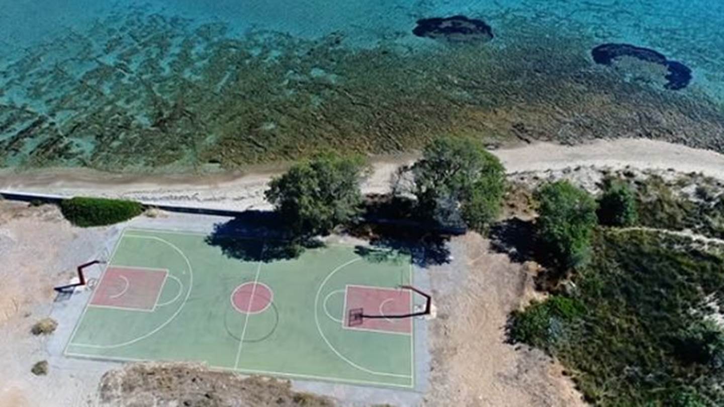 Σ' αυτό το γήπεδο μπάσκετ στην Ελαφόνησο παίζαμε έστω ένα μονό