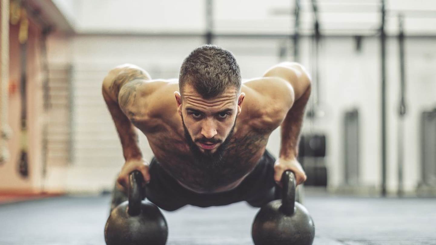 Μία 30λεπτη προπόνηση με αλτήρες για να κάψεις πολύ λίπος