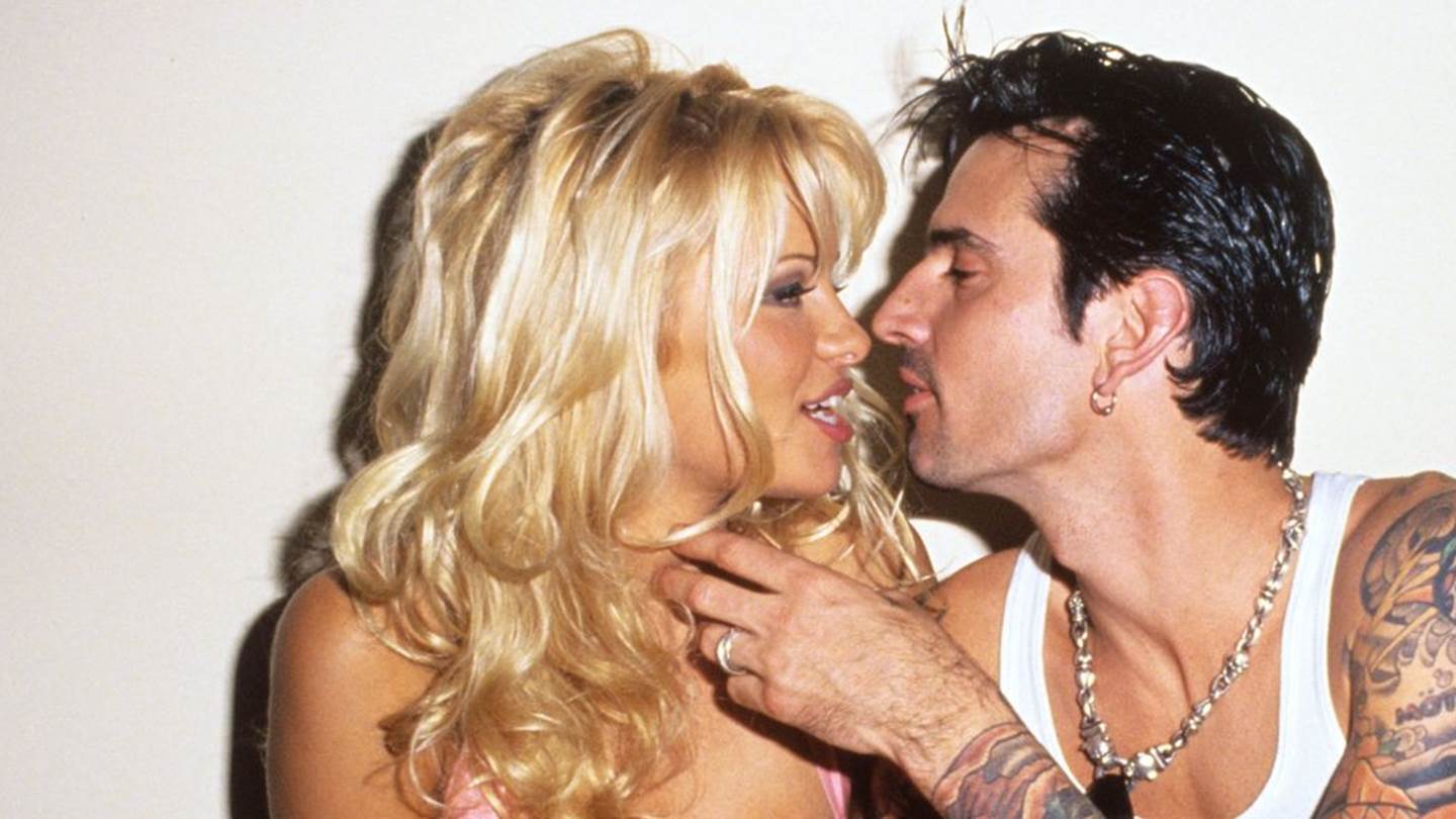 Η πραγματική, τρελή ιστορία του ροζ βίντεο της Pamela Anderson