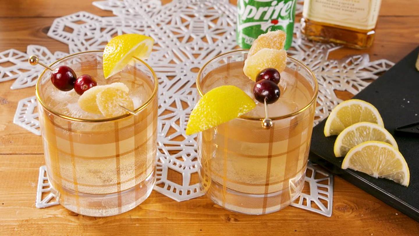 Πίνουμε το γιορτινό Honey & Spice cocktail