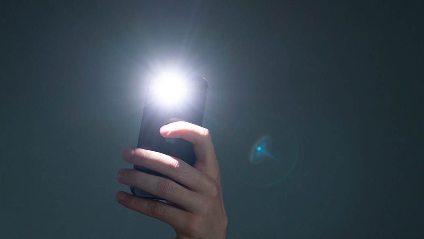 Το κόλπο για να αυξήσεις τη φωτεινότητα του φακού στο κινητό σου