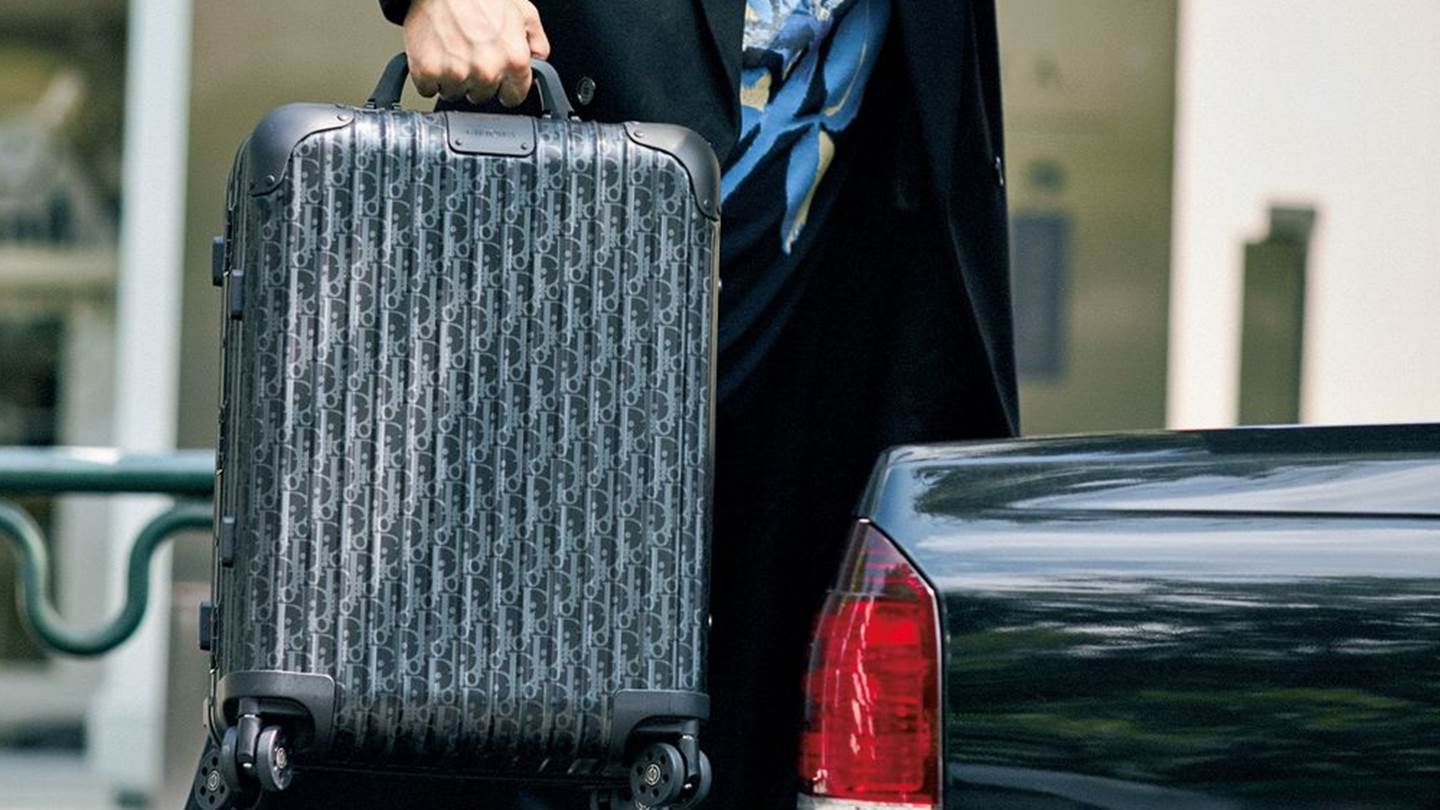 Ο Dior ανανεώνει την κλασική βαλίτσα της Rimowa