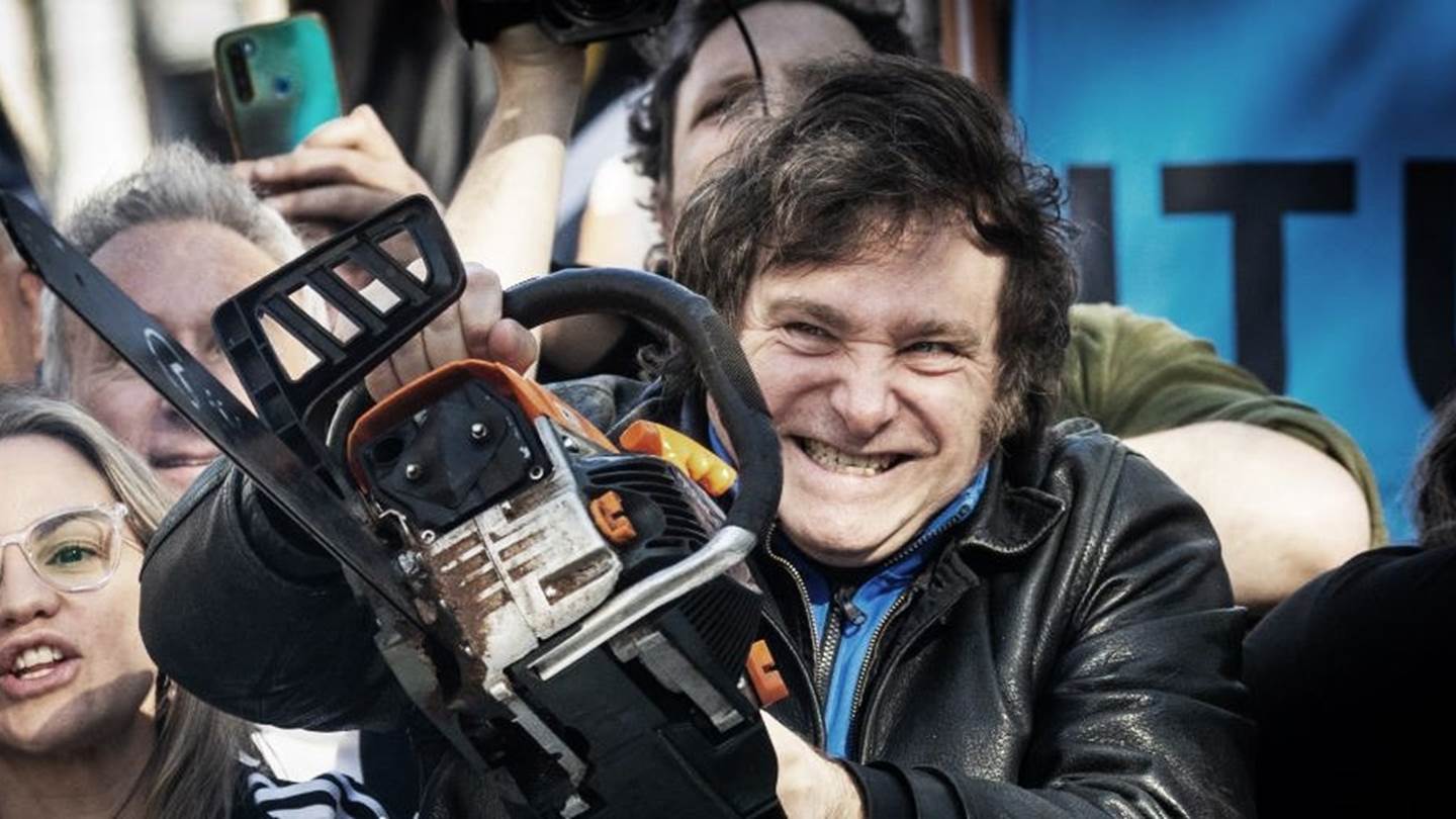 Javier Milei, ο νέος πρόεδρος της Αργεντινής εμφανίζεται με αλυσοπρίονο